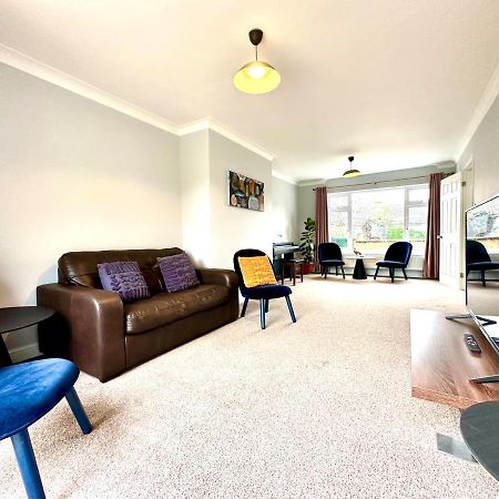 Spacious 3 Double Bedroomed House In バイチェスター エクステリア 写真